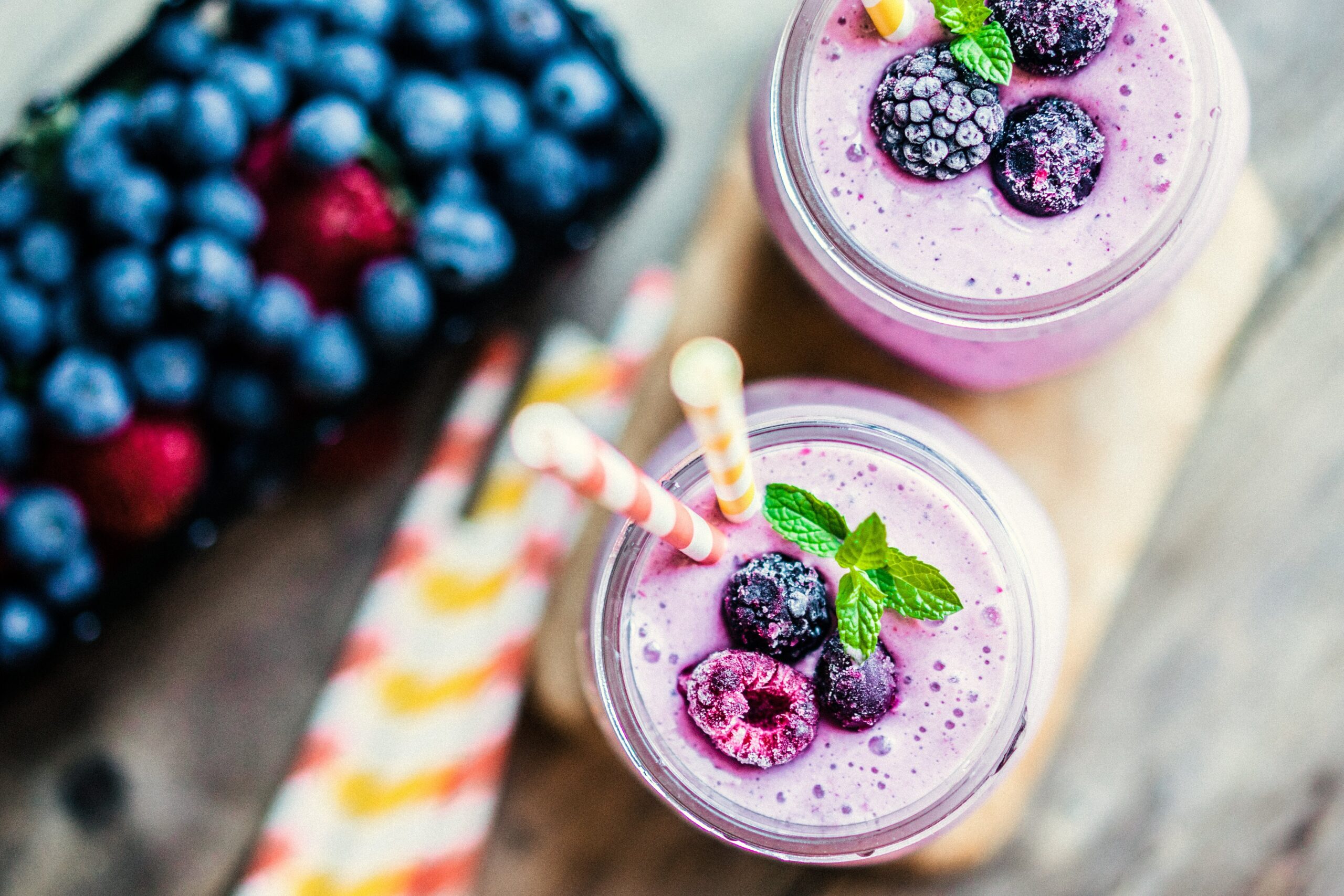 berry_smoothie_in_mason_jars