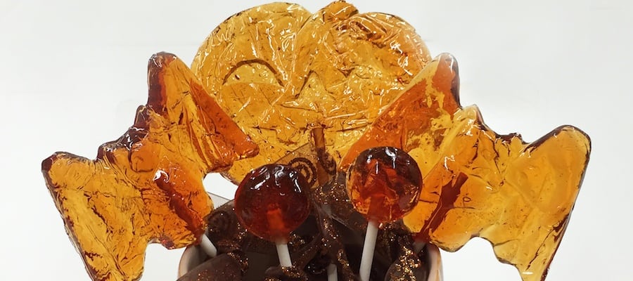 halloween-themed homemade lollipops are bunched together