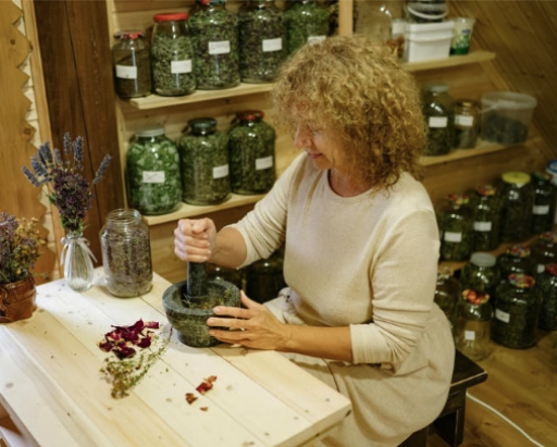 A woman crushed herbs with a mortar and pestle