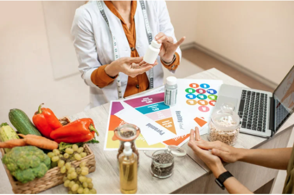 A nutritionist speak with a client