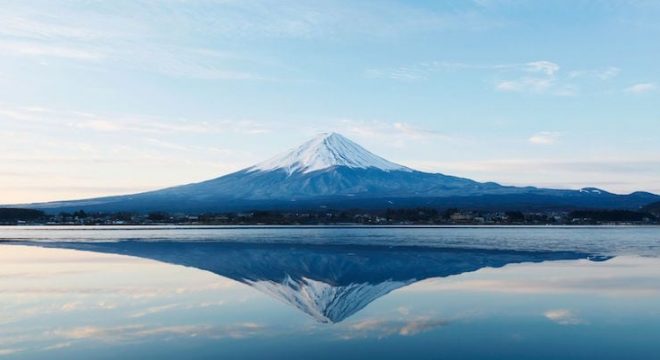 18201126 - an inverted image of mt  fuji